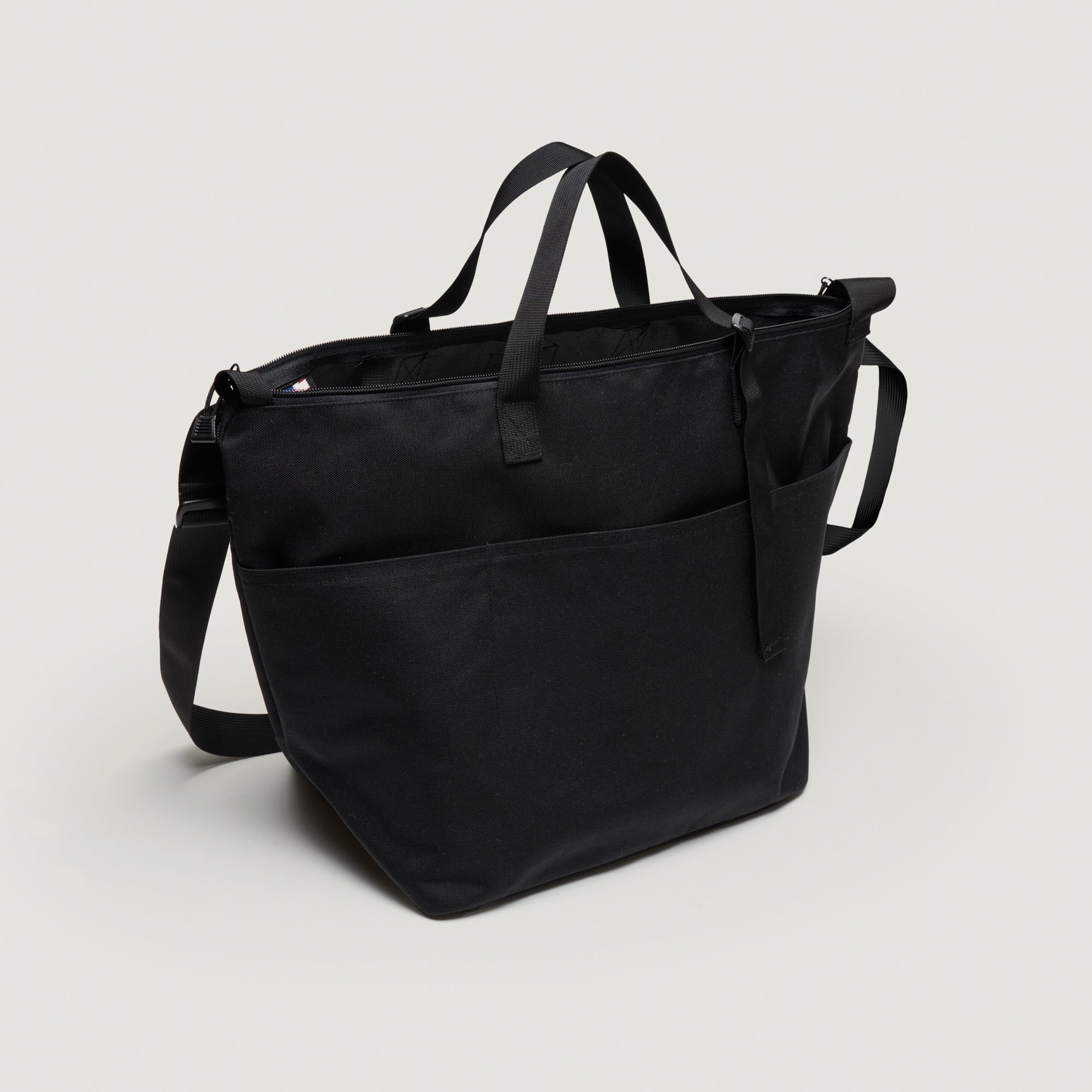 Bags in Progress Traveler Duffle Medium - Black – Totem Brand Co.