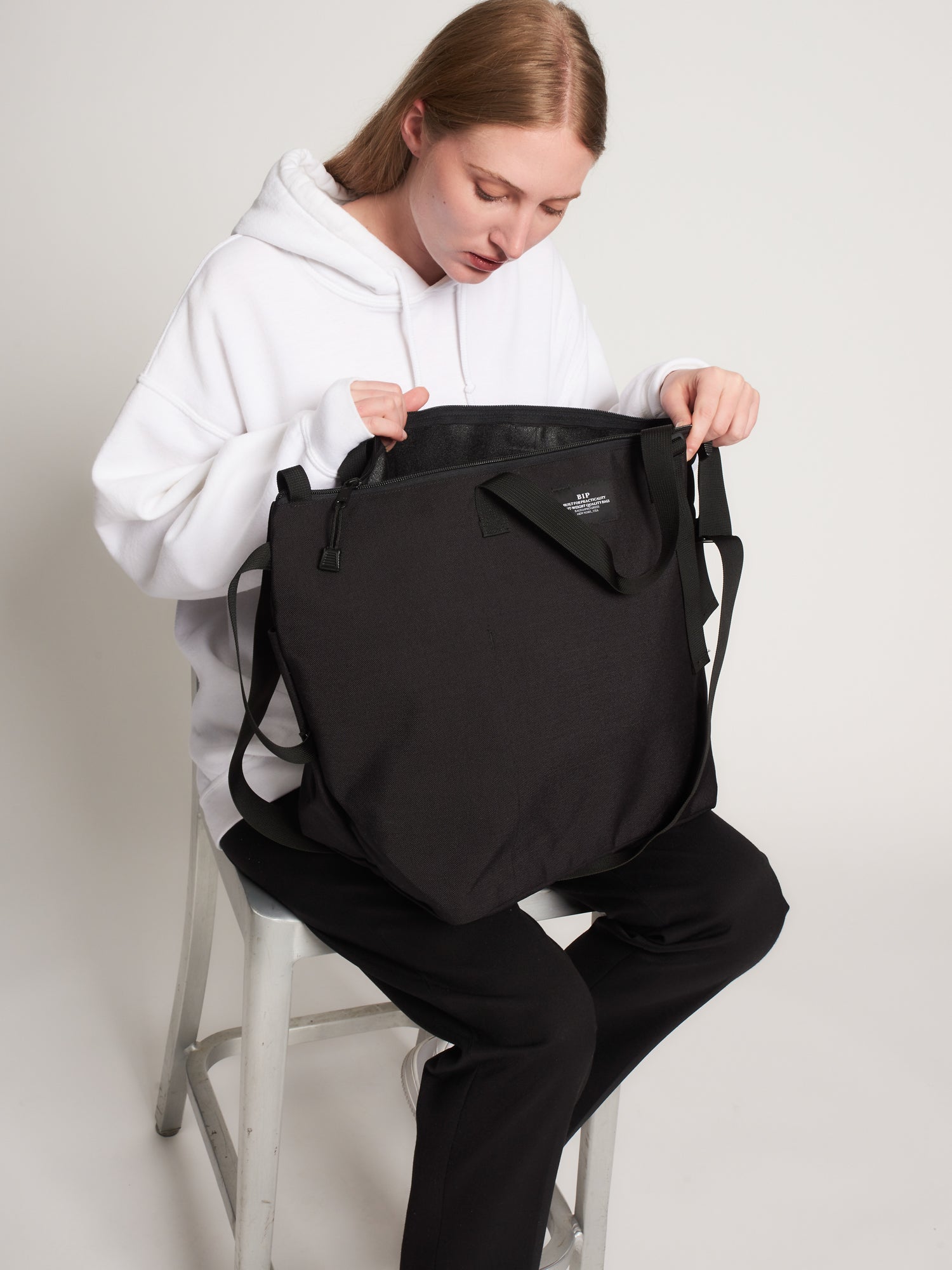 Bags in Progress Traveler Duffle Medium - Black – Totem Brand Co.